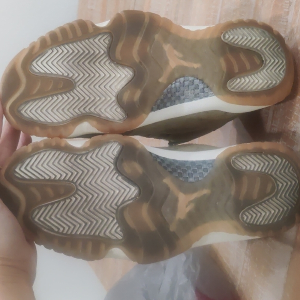 Jordan 11's Olive Lux - Picture 8 of 11